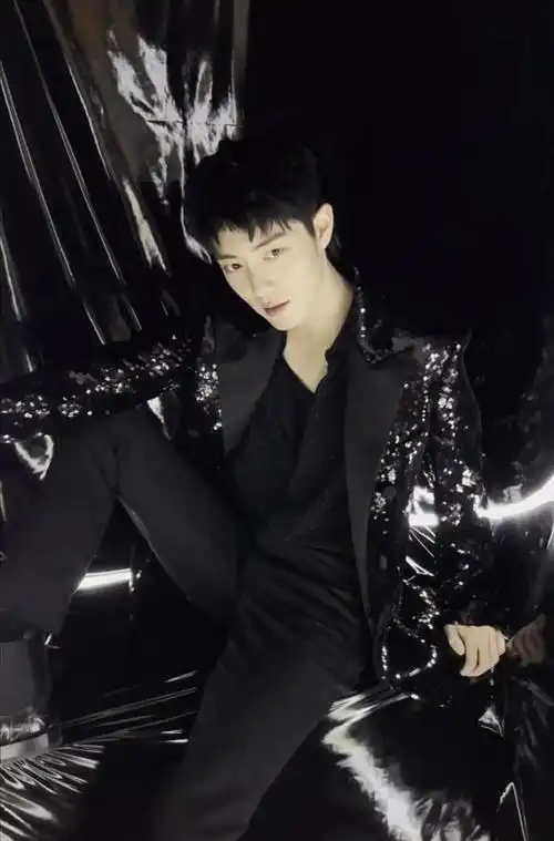 肖战空降东方卫视跨年晚会,黑色亮片西装造型帅气,还是少年