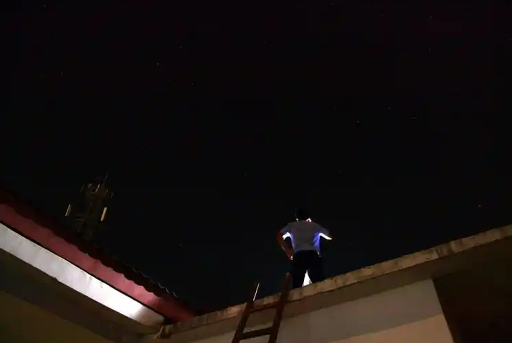 在江西省南昌市新建区南矶乡派出所,民警李振林站在天台上给家人打