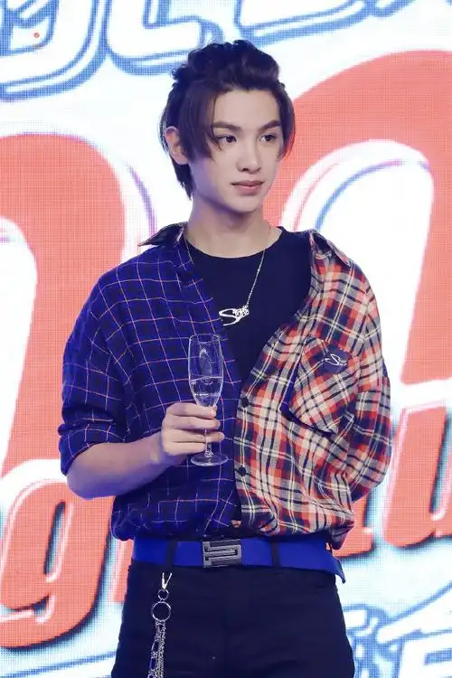黄明昊[超话]#190715 hd"passionfruit."keasin in@jjjustin0219