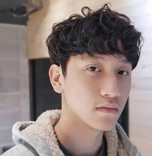 蓬松感的烫发会显脸小很多,最好是有刘海的卷发;但是刘海不能太厚重