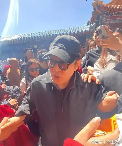 李连杰现身五台山礼佛!林虎大师亲自接待,脸部面容断崖式衰老