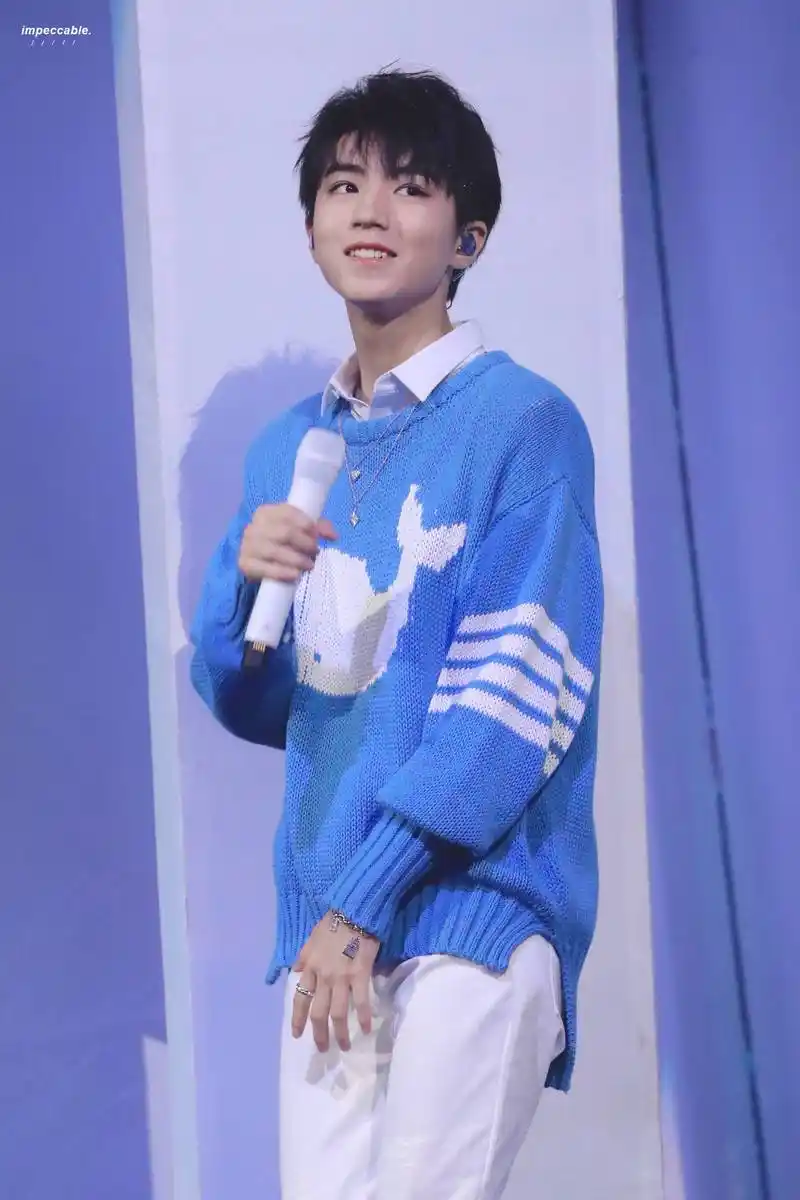 王俊凯亮相湖南卫视2019年跨年演唱会,穿蓝毛衣搭配白裤子好帅气