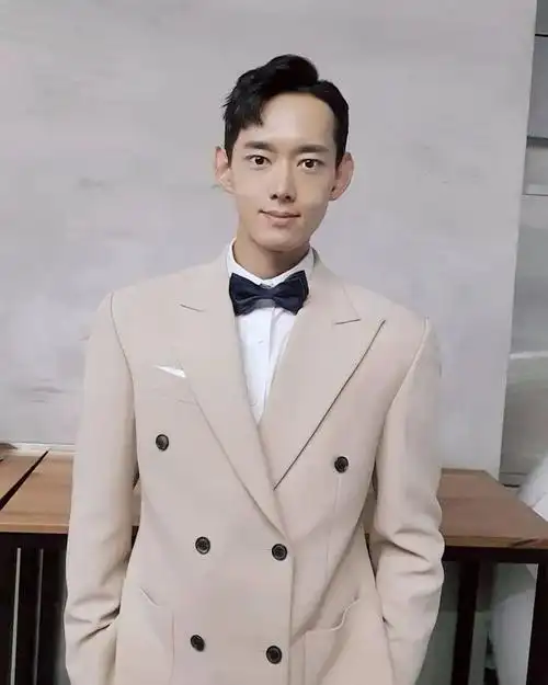 肌肉男在身上抹黑抹油尽显爆棚的男友力之外还有一丝性感