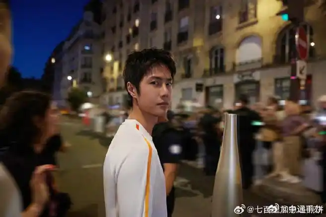 王一博火炬传递高清现场照##王一博火炬传递高清照
