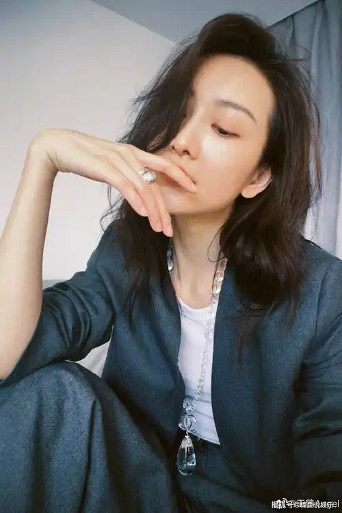 王鸥灰色西装造型好绝!干练迷人哪里像38岁,每一张都很撩人