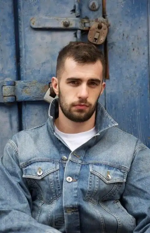 肌肉男:寸头欧美街拍帅哥 欧美帅哥街拍-小虾米