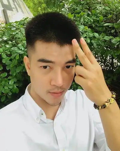 40几岁男士适合剪什么发型?试试这4款露额造型,硬朗轻熟又帅气