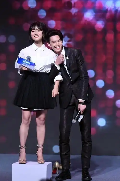 之前和男主角站在一起,还不到人家肩膀的身高已经遭到了嘲笑.