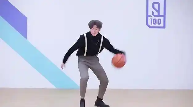 蔡徐坤成名前照片被曝在韩国双膝下跪太卑微整容前吓死个人