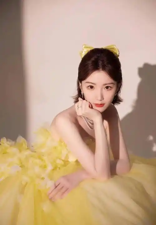 毛晓彤穿黄色花朵抹身材蓬蓬裙 明艳靓丽 俏皮可爱 露香肩雪肤甜美