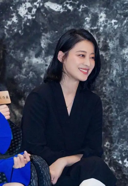 梅婷致胜年龄的秘诀就是心态,在春日里插花,仿佛拥抱了整个春天,这样