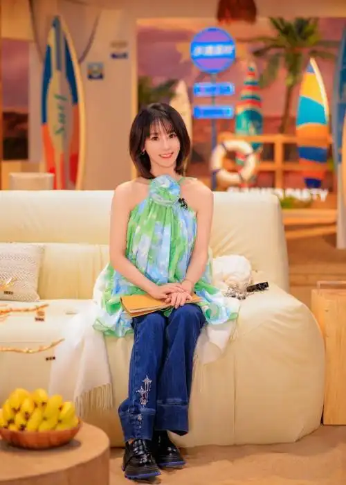 40岁谢楠留长发也太美了!锁骨发配挂脖吊带,美得像换了个人