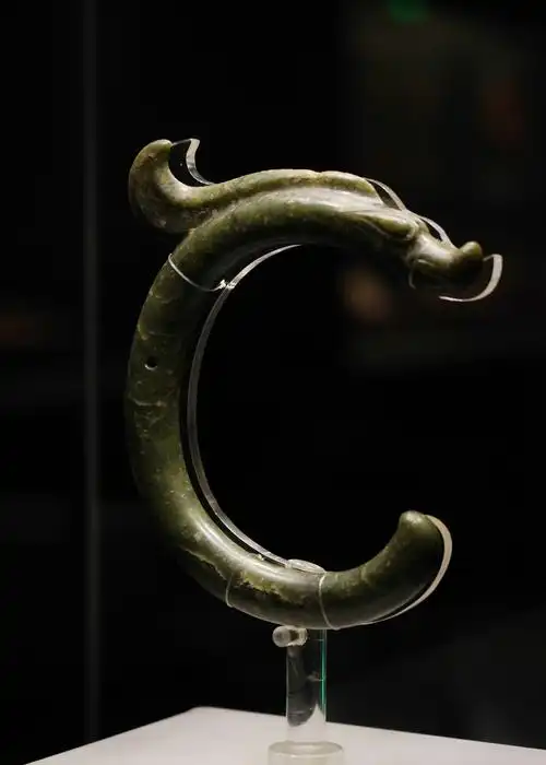 1 / 33 距今8000年隶属于前红山文化的查海原始村落遗址出土的"龙形堆