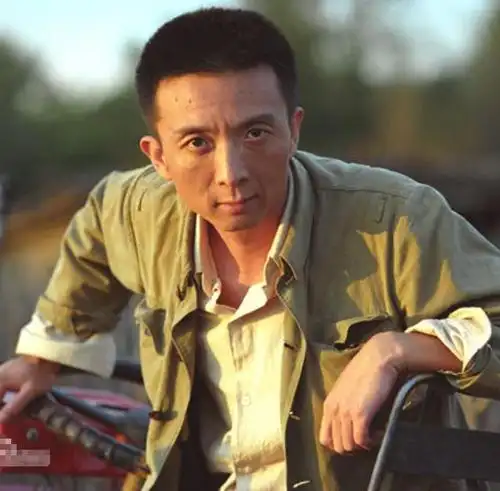 因出演"扫把星"被熟知,从影25年低调无人识,现50岁成和蔼大叔_刘波