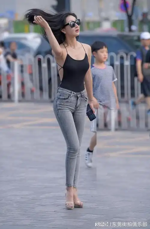 东莞街拍俱乐部熟女搭配哪种穿搭适合轻熟女风格可以借鉴