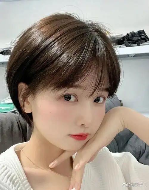 清纯少女短发
