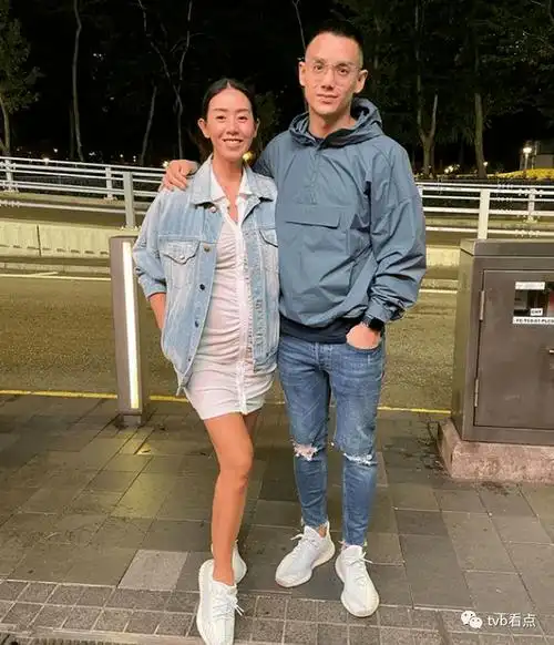 依旧没透露怀孕的周期,但从她最新晒出的孕照来看,目测至少三个月以上