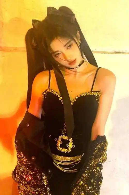 鞠婧祎辛芷蕾一身光亮,耀目登场.