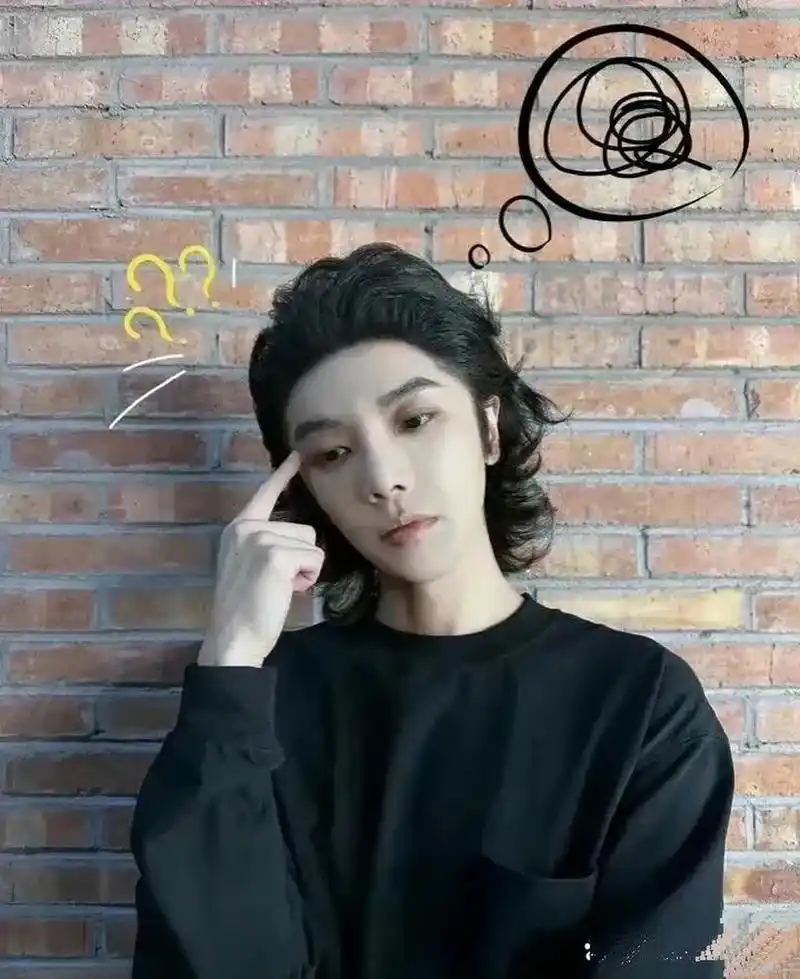 我原以为华晨宇头上戴的是发带,结果他其实没戴