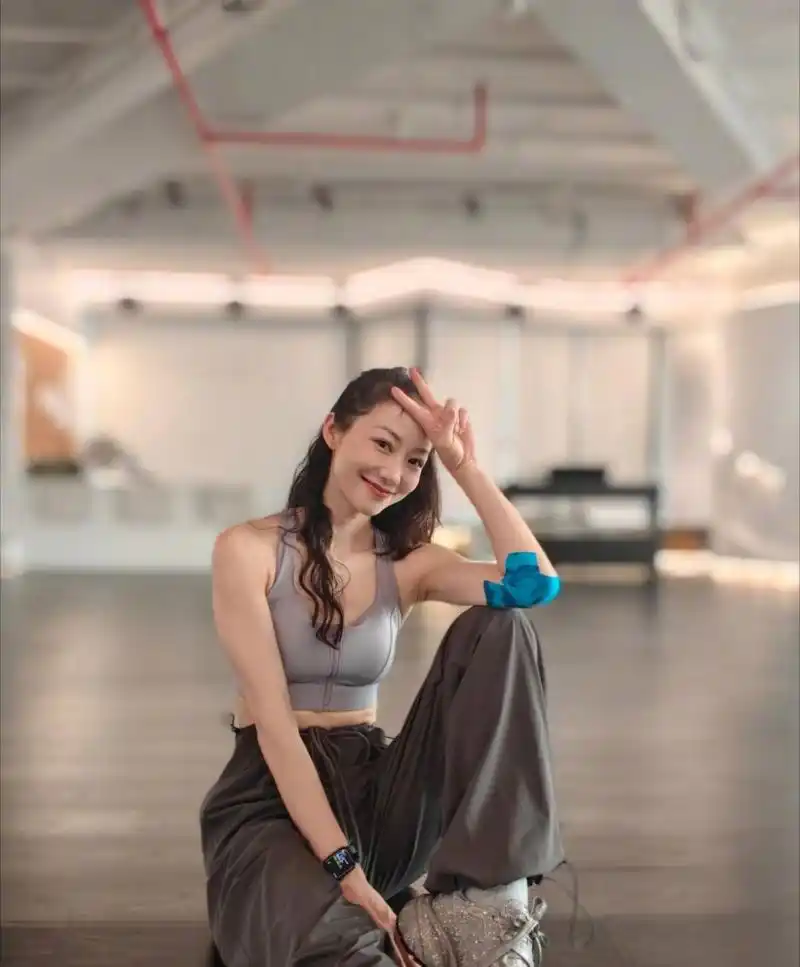 韩雪,身穿运动健身服,好瘦好美,原来明星拍照也喜欢比"耶",被美到了