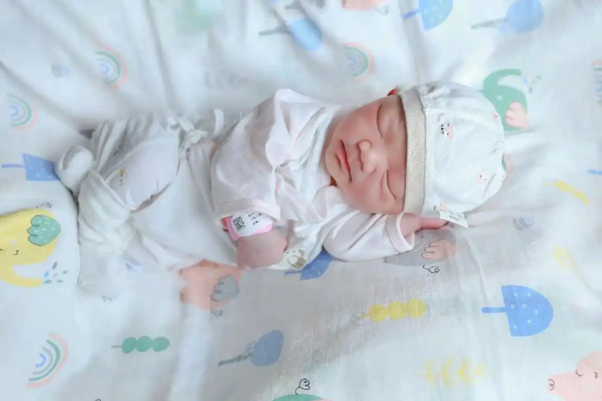 喜得千金,刚刚出生的小宝宝第一张照片 ,日夜相对仍百看不厌 - 抖音