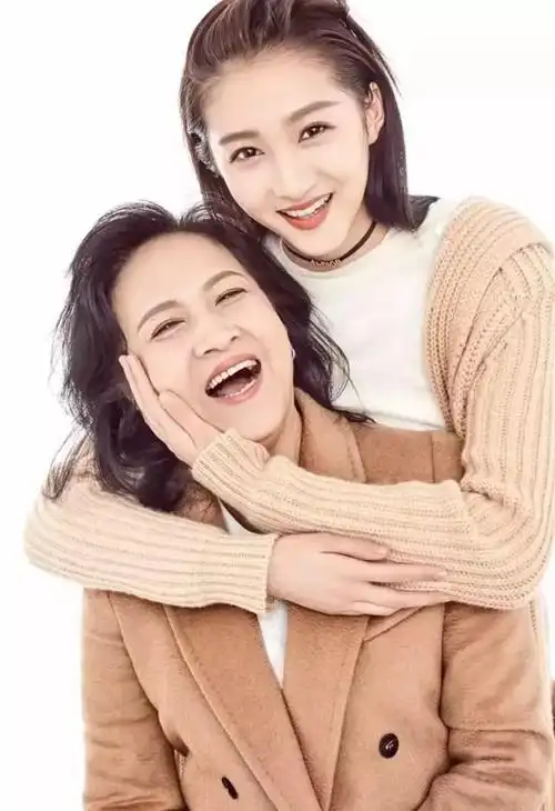 关晓彤的妈妈曝光她有没有整容的真相终于水落石出了