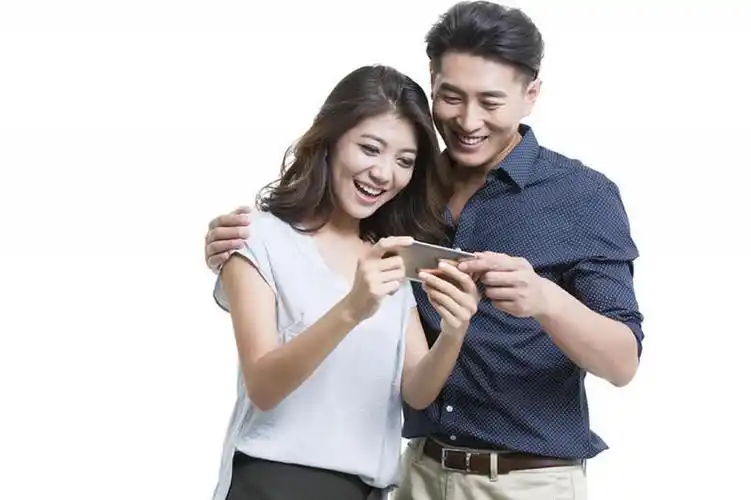 快乐的年轻情侣一起玩手机