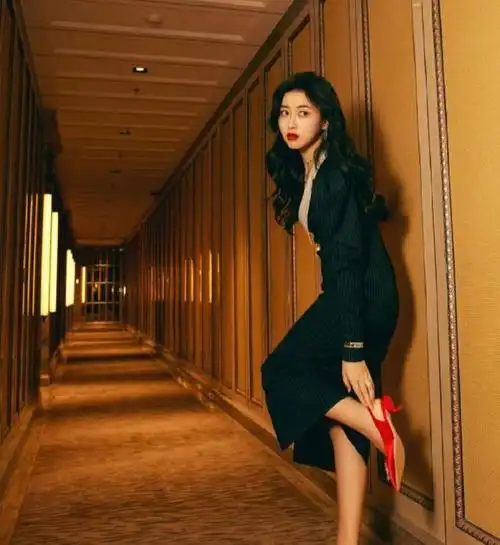 看了朱珠的晒娃照终于知道黑丝才是性感成熟的放大镜