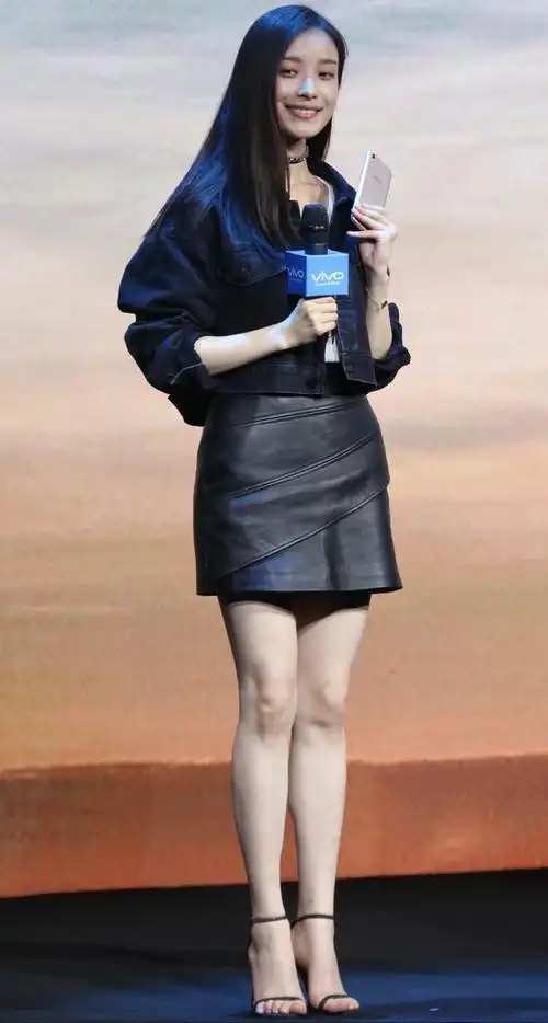 御姐倪妮白皙美腿大赏,肉乎乎的小脚丫可爱啦