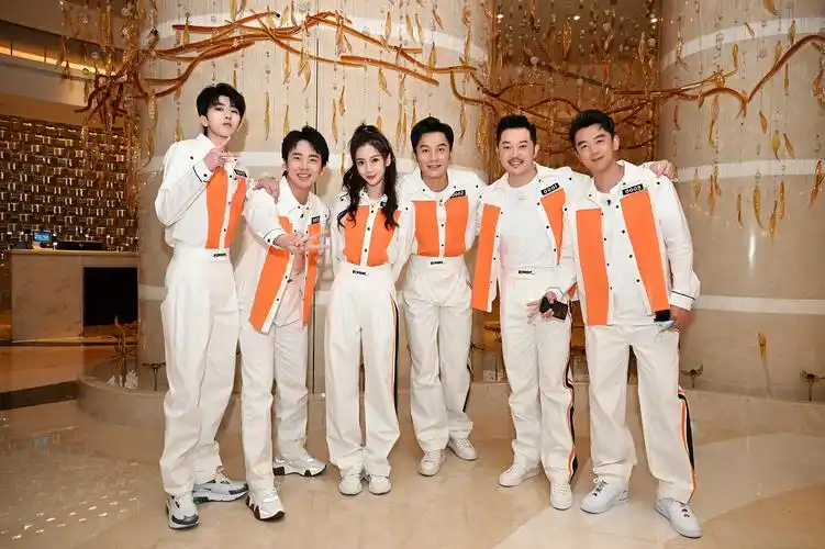 跑男发布成员定妆海报注意到能量球的传递后完整海报有点特别