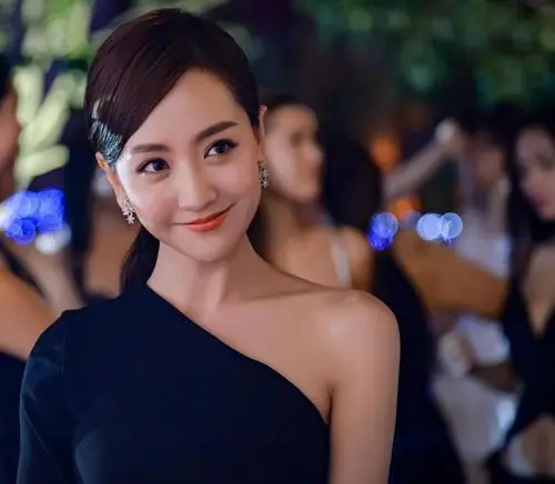 杨蓉——如花似玉,国色天香她的古装给人很俏皮的感觉,而现代又展露了