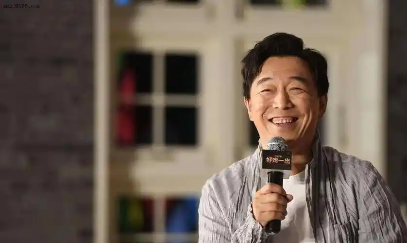 金马奖颁奖典礼.发型蓬松飘逸的黄渤与郑裕玲同台主持颁奖典礼.