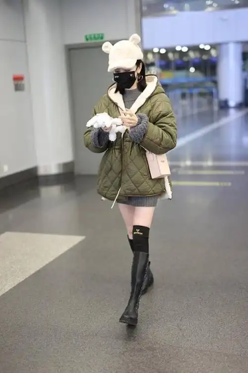 陈小纭光腿穿靴子却露出护膝表面穿得挺清凉但保养得比谁都好