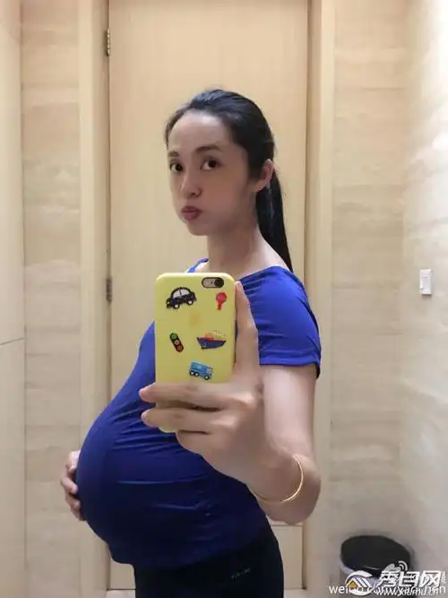 【图】姚晨大肚子孕妇照 大肚子依旧做瑜伽练腹肌