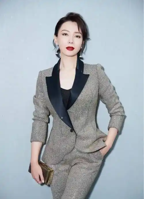 陈数穿金棕色西装套装出席活动喇叭裤显腿长红唇气质像贵妇