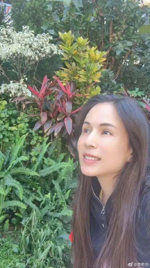 57岁李若彤晒照大方秀素颜,穿健身服不施粉黛:我和春天有个约会,去