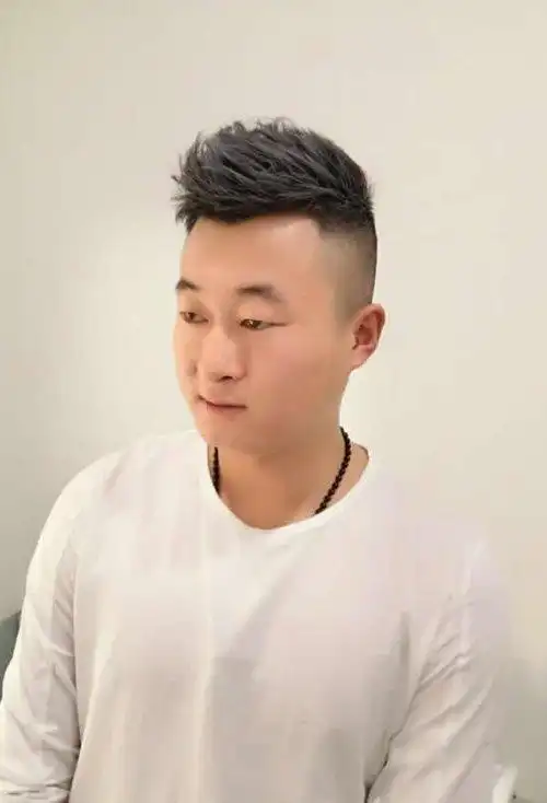 男生鬓角剃光短头发造型 阳光帅气男生短发介绍