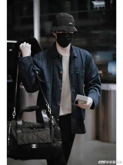 王一博回国机场照##王一博回国机场饭拍路透