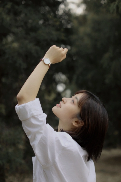 原创沈月大胆尝试酷帅男友风短发搭配冷酷表情转型似乎很成功