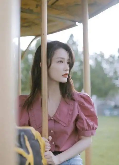 原创31岁李沁晒夏日浪漫写真公主衫打扮超甜美玩旋转木马自嘲幼稚
