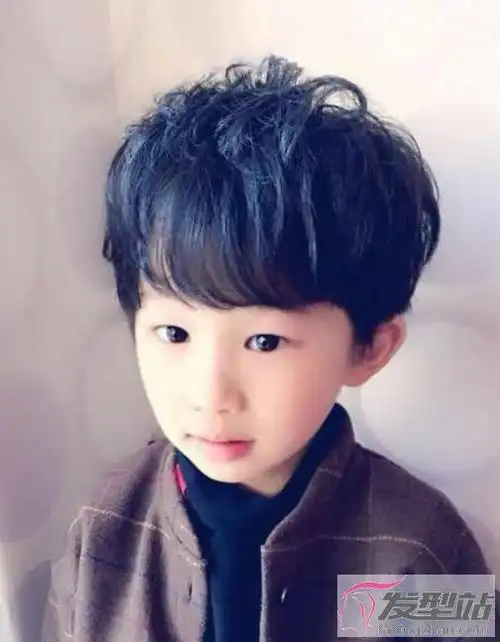 儿童男孩发型短发潮流做一个帅气时尚的小潮男