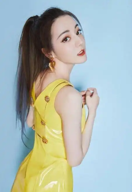 迪丽热巴穿樱花粉裙子,美得太不真实了__财经头条