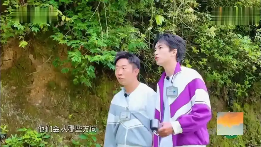 【黄子弘凡】说自己九岁的时候从甘肃搬去了四川,问【杨迪】有没有