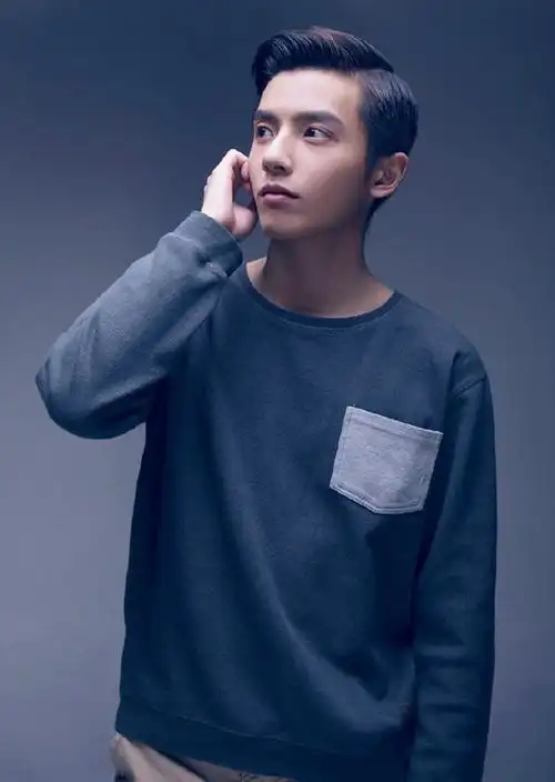 男生三七分长鬓角露额头发型图片温文尔雅