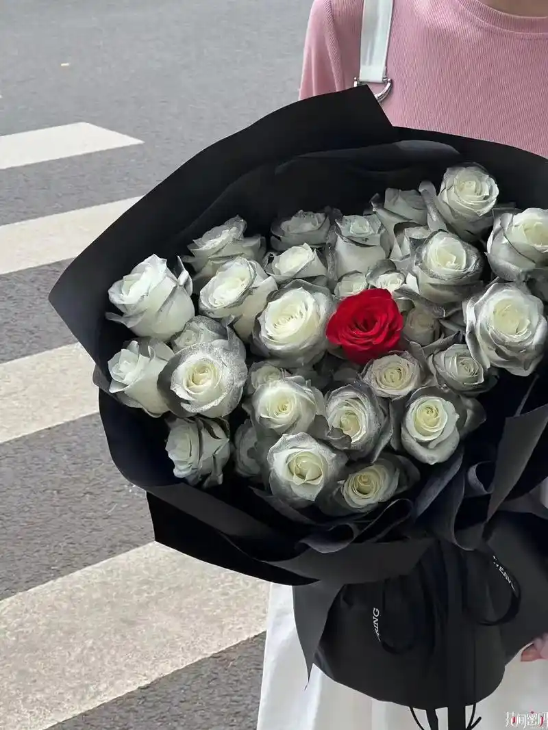 亲们早安～ 黑骑士与朱砂痣"一生只爱你一人" 花间密码鲜花店 - 抖音