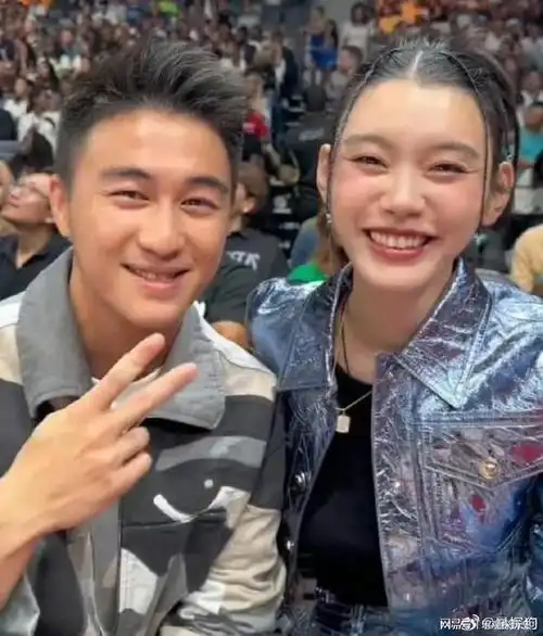 奚梦瑶和老公一起看球赛在现场笑得眼尾褶子都出来了