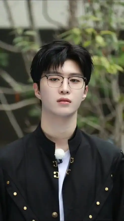 范丞丞戴眼镜的怼脸直拍,好高清啊,帅哥不怕近镜头呀,不愧是模特社