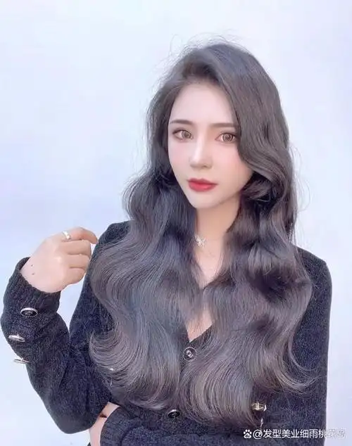 大波浪性感可爱女人味的中长发女神必备发型之一,这种卷度比较大的