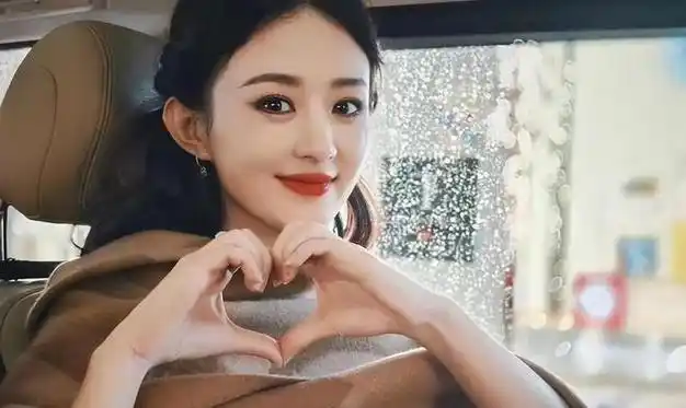 曝赵丽颖爷爷近照惹争议!面容相似,言行和善,谈及孙女满是忧虑