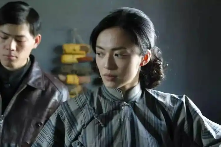 《武林外传》和《潜伏》两部戏之后,姚晨名气大振,把凌潇肃远远甩在